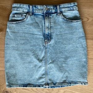 5-pocket, knee-length skirt in cotton denim.